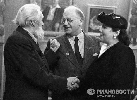 Скульптор Сергей Коненков, художник Петр Кончаловский и его дочь писательница Наталья Кончаловская (мать Никиты Михалкова) Скульптор Сергей Коненков, художник Петр Кончаловский и его дочь писательница Наталья Кончаловская (мать Никиты Михалкова)