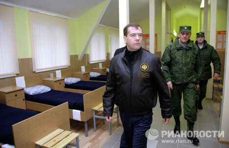 Президент РФ Д.Медведев посетил Центр переподготовки и повышения квалификации стрелков под Солнечногорском Президент РФ Д.Медведев посетил Центр переподготовки и повышения квалификации стрелков под Солнечногорском
