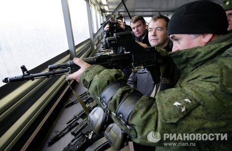 Президент РФ Д.Медведев посетил Центр переподготовки и повышения квалификации стрелков под Солнечногорском Президент РФ Д.Медведев посетил Центр переподготовки и повышения квалификации стрелков под Солнечногорском