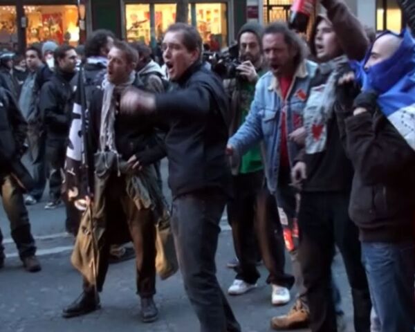 Протестующие в Париже считают, что в толпе были переодетые полицейские Протестующие в Париже считают, что в толпе были переодетые полицейские