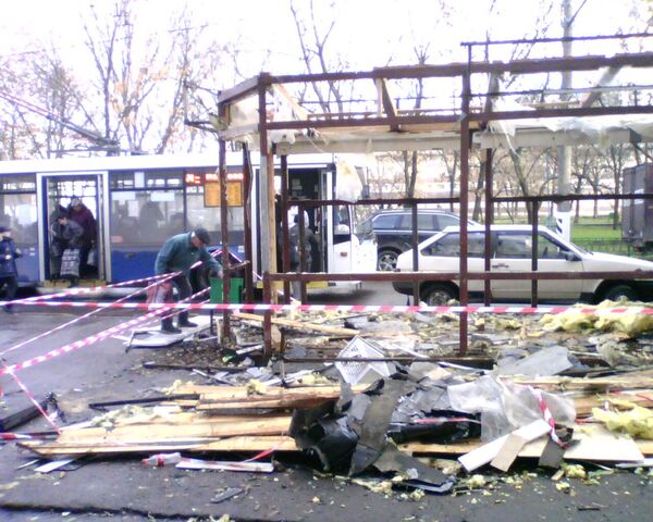 Сломанные ларьки у метро Текстильщики и Кузьминки Сломанные ларьки у метро Текстильщики и Кузьминки