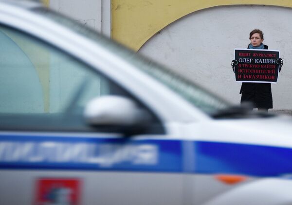 Пикет у здания ГУВД Москвы с требованием расследовать избиение журналиста Олега Кашина Пикет у здания ГУВД Москвы с требованием расследовать избиение журналиста Олега Кашина