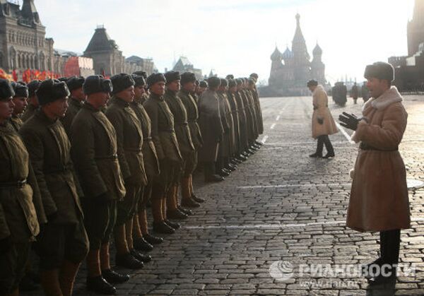 Марш в честь 69-й годовщины парада 7 ноября 1941 года Марш в честь 69-й годовщины парада 7 ноября 1941 года