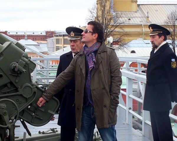 Олег Меньшиков палит из пушки в Петропавловской крепости Олег Меньшиков палит из пушки в Петропавловской крепости