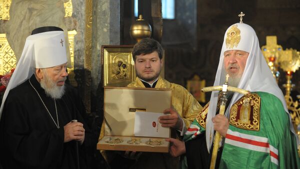 Патриарх Московский и всея Руси Кирилл (справа) вручает панагии Блаженнейшему Митрополиту Киевскому и всея Украины Владимиру (слева). Архивное фото Патриарх Московский и всея Руси Кирилл (справа) вручает панагии Блаженнейшему Митрополиту Киевскому и всея Украины Владимиру (слева). Архивное фото