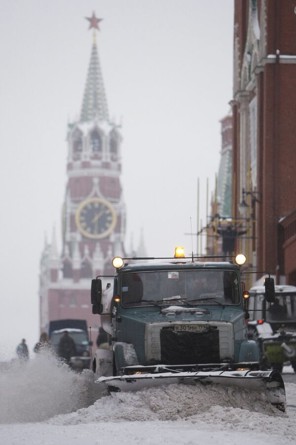 Уборка снега в центре Москвы. Архив Уборка снега в центре Москвы. Архив
