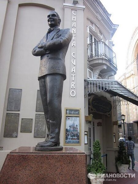 Памятник Карлосу Гарделю Памятник Карлосу Гарделю