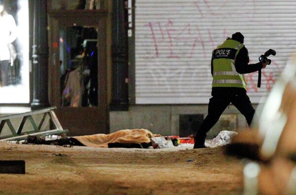 Полиция Швеции на месте взрыва в Стокгольме 11 декабря 2010 г Полиция Швеции на месте взрыва в Стокгольме 11 декабря 2010 г