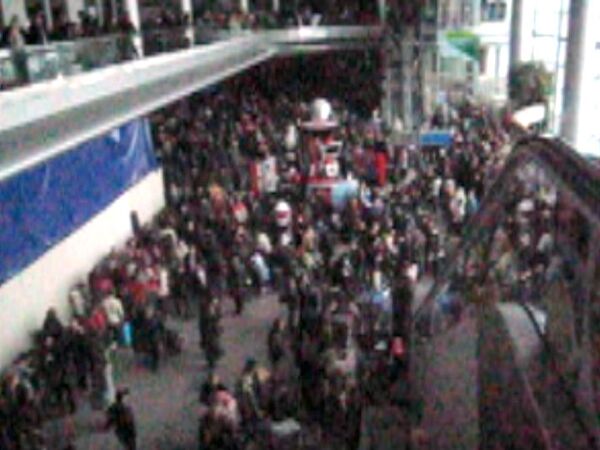 Огромные очереди в аэропорту Домодедово Огромные очереди в аэропорту Домодедово