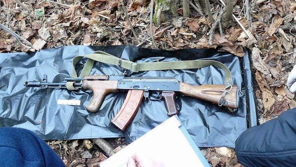 В окрестностях села Яндаре Республики Ингушетия обнаружен тайник с автоматическим оружием, боеприпасами и военной экипировкой В окрестностях села Яндаре Республики Ингушетия обнаружен тайник с автоматическим оружием, боеприпасами и военной экипировкой