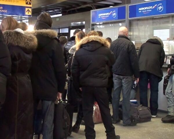 Сотни людей пытаются обменять или сдать билеты в аэропорту Пулково Сотни людей пытаются обменять или сдать билеты в аэропорту Пулково