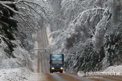 Очистка территорий вблизи автотрасс и высоковольтных линий от падающих обледеневших деревьев Очистка территорий вблизи автотрасс и высоковольтных линий от падающих обледеневших деревьев