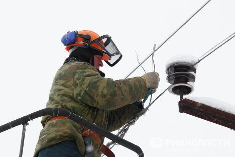 Очистка территорий вблизи автотрасс и высоковольтных линий от падающих обледеневших деревьев Очистка территорий вблизи автотрасс и высоковольтных линий от падающих обледеневших деревьев