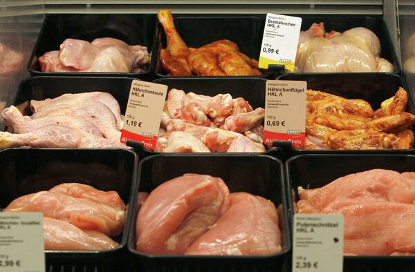 Продажа мяса курицы в супермаркете Мюнхена Продажа мяса курицы в супермаркете Мюнхена