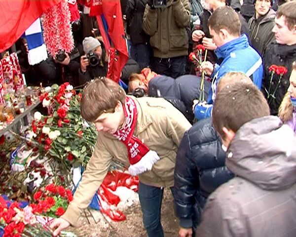 Сотни москвичей несут цветы и свечи к месту убийства болельщика Спартака Сотни москвичей несут цветы и свечи к месту убийства болельщика Спартака