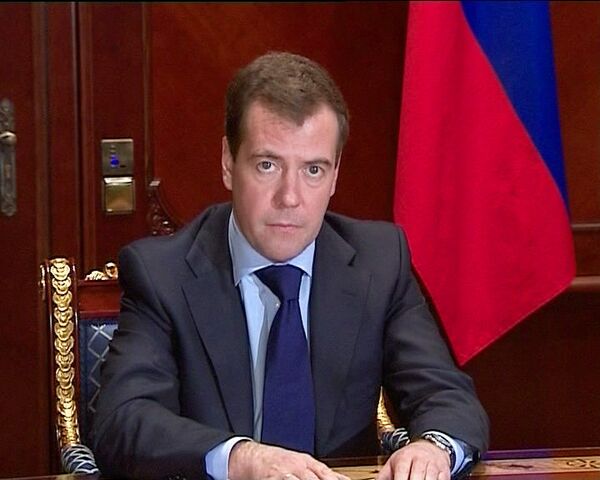 Медведев соболезнует семьям погибших при теракте в Домодедово Медведев соболезнует семьям погибших при теракте в Домодедово