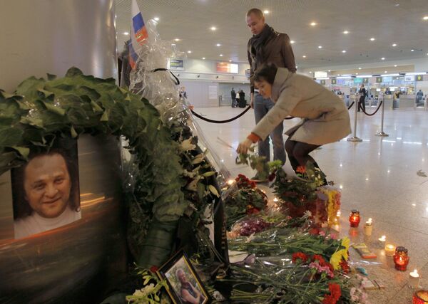 Возложение цветов на месте теракта в аэропорту Домодедово. Архив Возложение цветов на месте теракта в аэропорту Домодедово. Архив