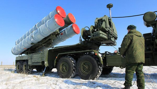 Пусковая установка зенитных ракет комплекса С-400 на территории государственного полигона Капустин Яр. Пусковая установка зенитных ракет комплекса С-400 на территории государственного полигона Капустин Яр.
