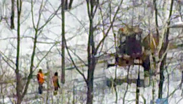 На юге Москвы двухметровые сугробы на обочинах дорог чистит грейдер На юге Москвы двухметровые сугробы на обочинах дорог чистит грейдер