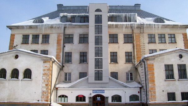 Полуразрушенная школа в Карелии Полуразрушенная школа в Карелии