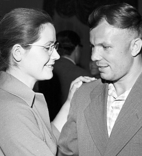 Летчик-космонавт СССР Юрий Алексеевич Гагарин с женой Валентиной Летчик-космонавт СССР Юрий Алексеевич Гагарин с женой Валентиной