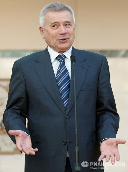 Александр Мишарин и Вагит Алекперов подписали соглашение о социально-экономическом сотрудничестве Александр Мишарин и Вагит Алекперов подписали соглашение о социально-экономическом сотрудничестве