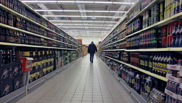 Покупатель в отделе алкогольной продукции . Архив Покупатель в отделе алкогольной продукции . Архив