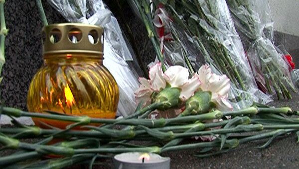 Люди несут живые цветы и свечи к посольству Японии в Москве Люди несут живые цветы и свечи к посольству Японии в Москве