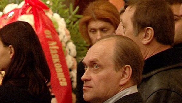 Сотни москвичей пришли проститься с Виталием Вульфом Сотни москвичей пришли проститься с Виталием Вульфом