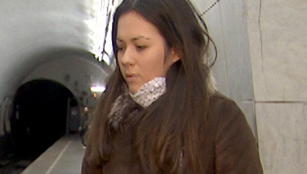 Москвичи несут цветы и свечи на станции Лубянка и Парк культуры Москвичи несут цветы и свечи на станции Лубянка и Парк культуры