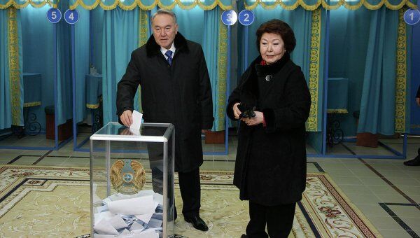 Нурсултан Назарбаев голосует на выборах президента Казахстана Нурсултан Назарбаев голосует на выборах президента Казахстана