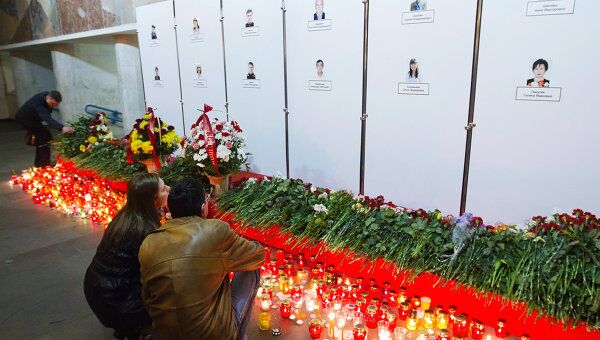 Возложение цветов в память о погибших при взрыве в Минске Возложение цветов в память о погибших при взрыве в Минске