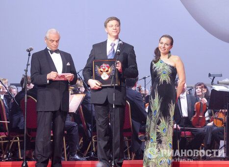 Дмитрий Аверин (в центре) - лауреат премии Золотая маска в номинации лучшая мужская роль в оперетте-мюзикле Дмитрий Аверин (в центре) - лауреат премии Золотая маска в номинации лучшая мужская роль в оперетте-мюзикле