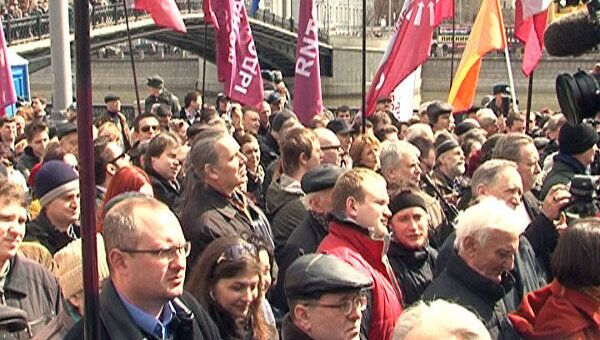 Митинг оппозиции в Москве собрал 800 человек вместо 10 тысяч Митинг оппозиции в Москве собрал 800 человек вместо 10 тысяч