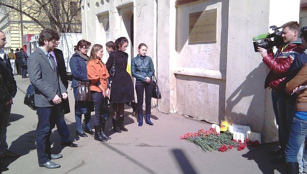 Активисты партии Справедливая Россия возложили цветы у Института хирургии имени Вишневского в Москве Активисты партии Справедливая Россия возложили цветы у Института хирургии имени Вишневского в Москве