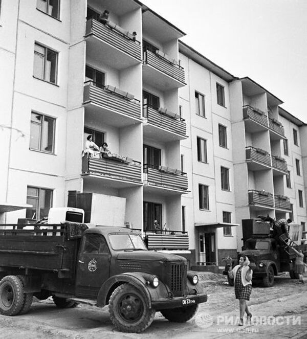 Заселение вновь отстроенного дома после землетрясения в городе Ташкенте. Заселение вновь отстроенного дома после землетрясения в городе Ташкенте.