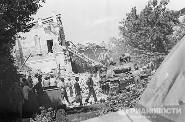 Землетрясение 1966 года в Ташкенте. На расчистке улиц от завалов работает танк Землетрясение 1966 года в Ташкенте. На расчистке улиц от завалов работает танк