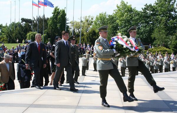 Во время церемонии возложения венков на горе Славин в Братиславе Во время церемонии возложения венков на горе Славин в Братиславе