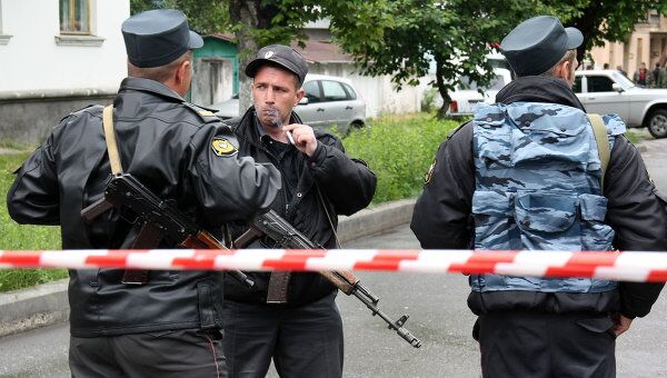 Сотрудники правоохранительных органов проводят спецоперацию по задержанию группы боевиков в Нальчике Сотрудники правоохранительных органов проводят спецоперацию по задержанию группы боевиков в Нальчике