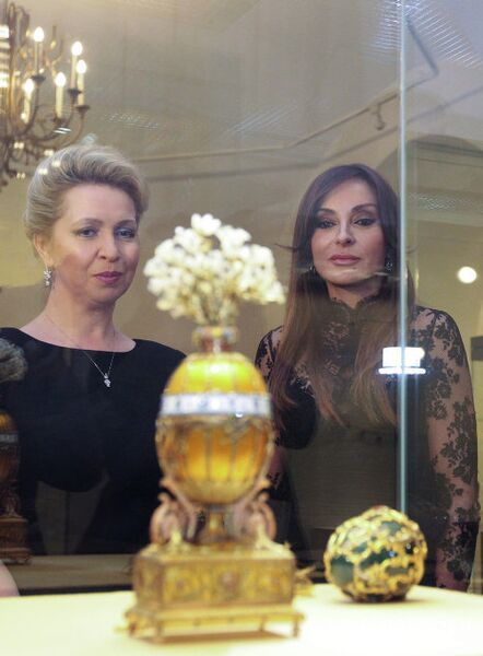 Светлана Медведева и Мехрибан Алиева на выставке Карла Фаберже в Кремле Светлана Медведева и Мехрибан Алиева на выставке Карла Фаберже в Кремле