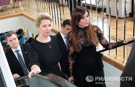 Светлана Медведева и Мехрибан Алиева на выставке азербайджанских ковров и образцов медницкого дела в Государственном Кремлевском дворце Светлана Медведева и Мехрибан Алиева на выставке азербайджанских ковров и образцов медницкого дела в Государственном Кремлевском дворце