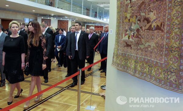 Светлана Медведева и Мехрибан Алиева на выставке азербайджанских ковров и образцов медницкого дела в Государственном Кремлевском дворце Светлана Медведева и Мехрибан Алиева на выставке азербайджанских ковров и образцов медницкого дела в Государственном Кремлевском дворце