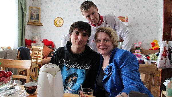 Директор Покровского детского дома, Светлана Рогова с воспитанниками Директор Покровского детского дома, Светлана Рогова с воспитанниками