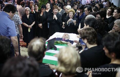Жители Сухуми прощаются с президентом Абхазии Сергеем Багапшем Жители Сухуми прощаются с президентом Абхазии Сергеем Багапшем