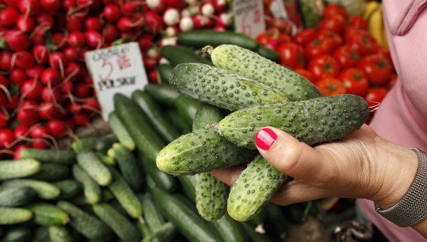 Продажа овощей на рынке в Варшаве Продажа овощей на рынке в Варшаве