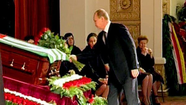 Путин простился с президентом Абхазии Сергеем Багапшем Путин простился с президентом Абхазии Сергеем Багапшем