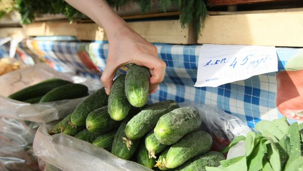 Продажа овощей на рынке Продажа овощей на рынке