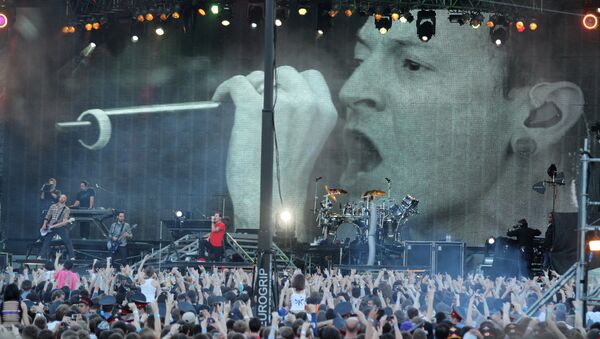 Американская рок-группа Linkin Park выступила с концертом на Васильевском спуске в Москве Американская рок-группа Linkin Park выступила с концертом на Васильевском спуске в Москве