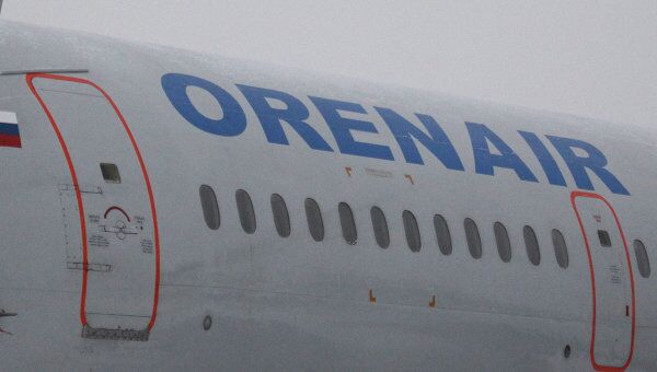 Название авиакомпании Оренбургские авиалинии (Orenair) на борту самолета. Архивное фото Название авиакомпании Оренбургские авиалинии (Orenair) на борту самолета. Архивное фото
