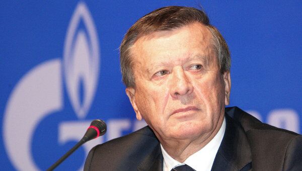 Виктор Зубков выступает на годовом собрании акционеров ОАО Газпром. Архивное фото Виктор Зубков выступает на годовом собрании акционеров ОАО Газпром. Архивное фото